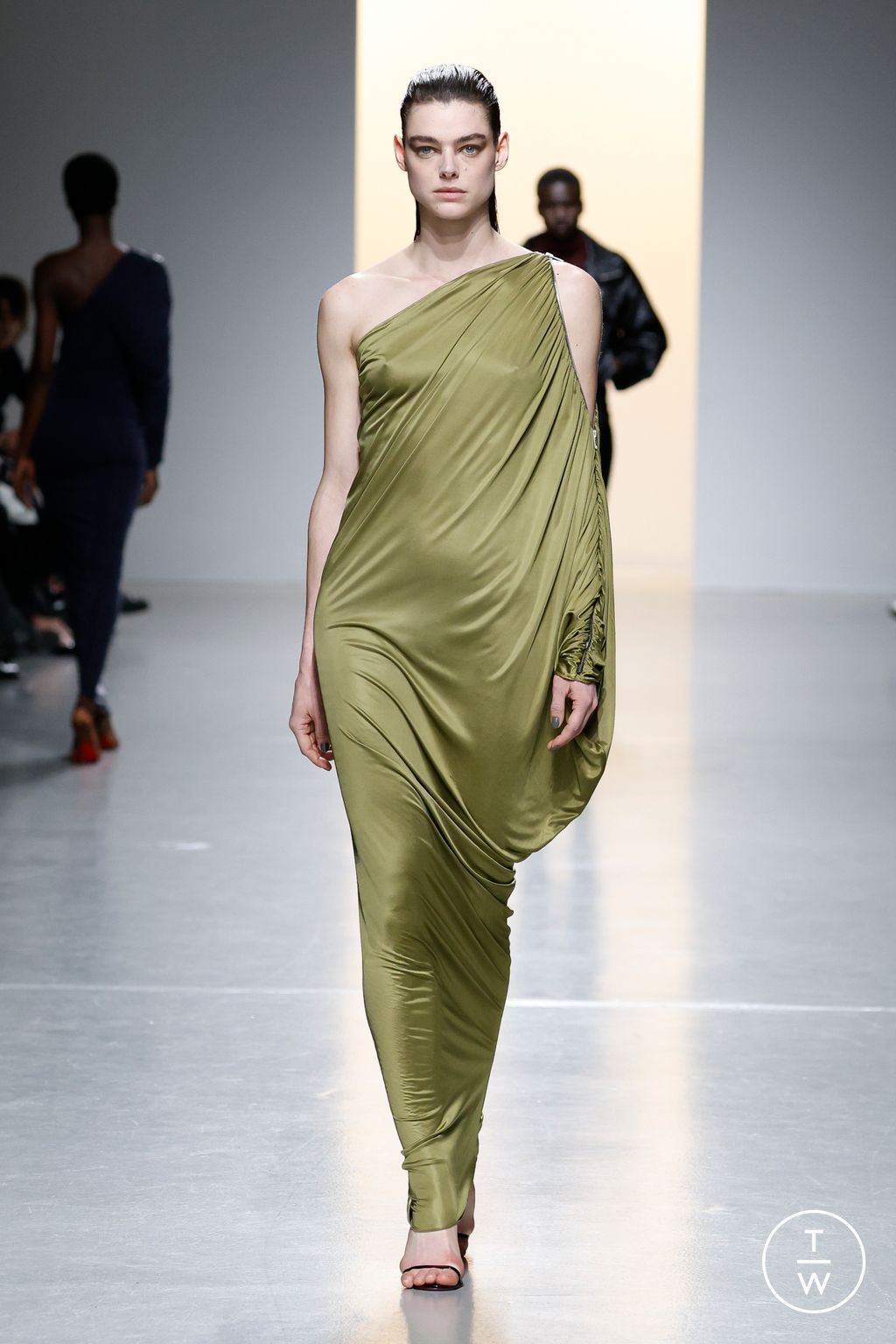 Fashion Week Paris Fall/Winter 2024 look 36 de la collection Atlein womenswear