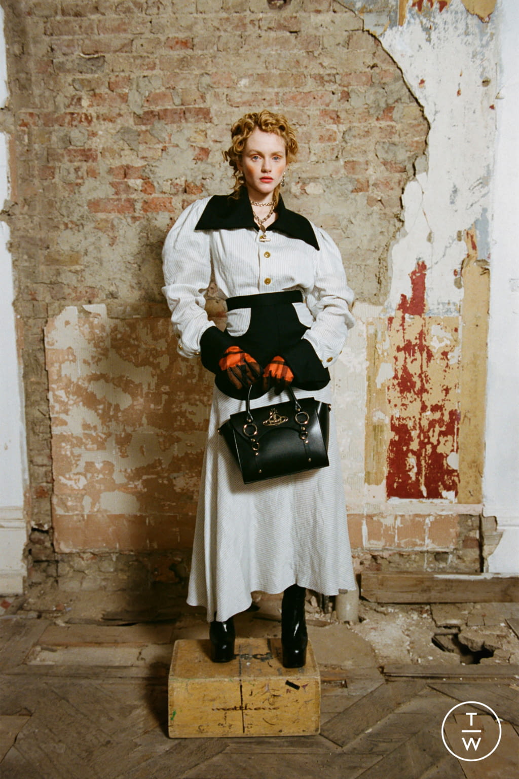 Fashion Week London Fall/Winter 2021 look 36 from the Vivienne Westwood collection womenswear