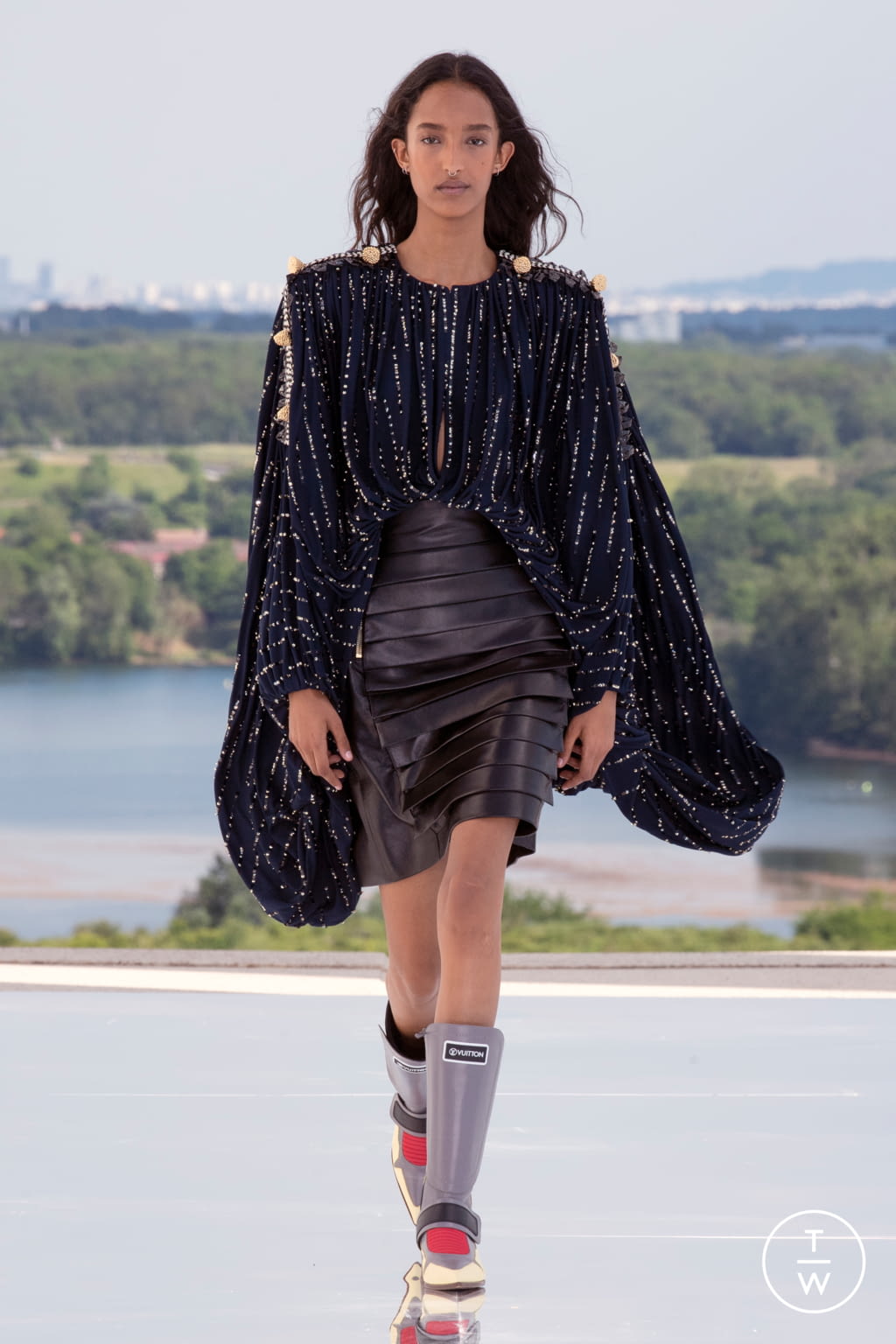 Fashion Week Paris Resort 2022 look 36 from the Louis Vuitton collection 女装