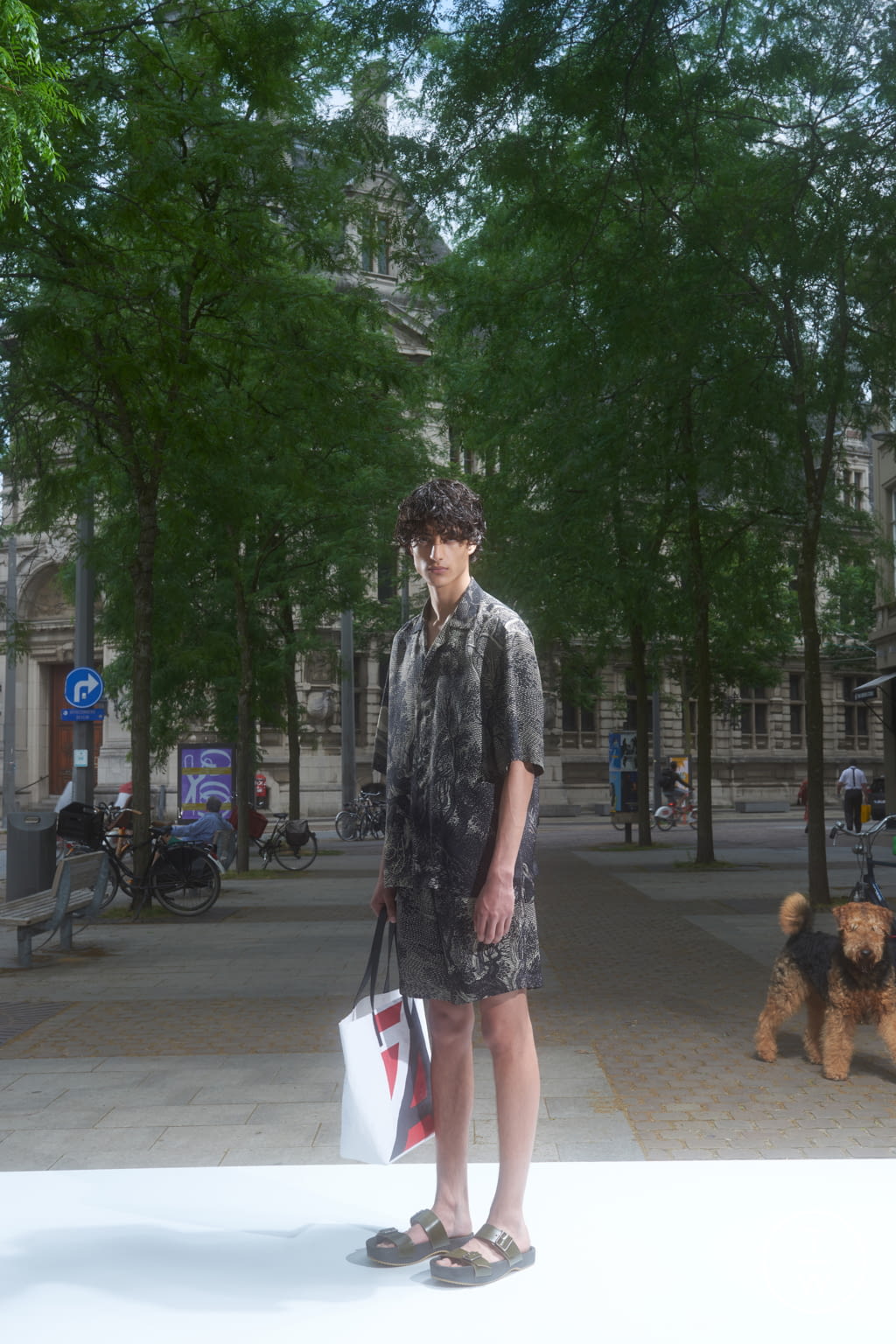 Fashion Week Paris Spring/Summer 2022 look 36 from the Dries Van Noten collection 男装
