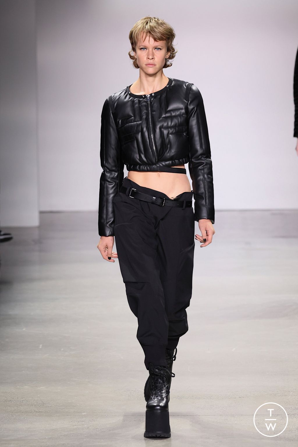 Fashion Week New York Spring/Summer 2023 look 28 from the Bosideng collection 女装