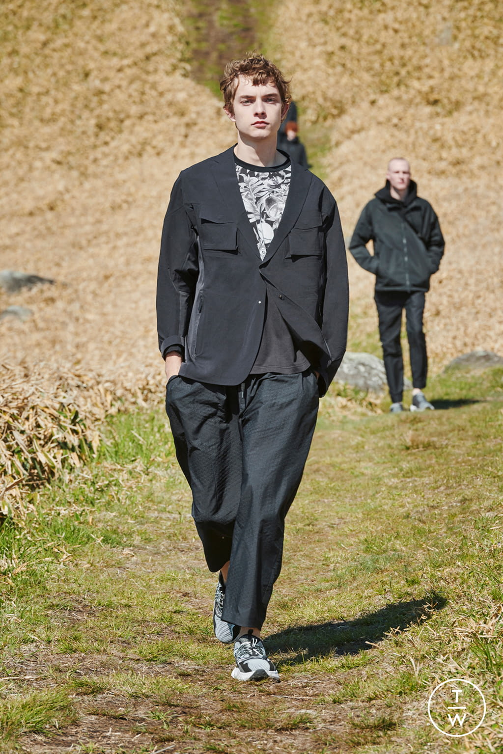 Fashion Week Paris Spring/Summer 2022 look 36 from the White Mountaineering collection 男装