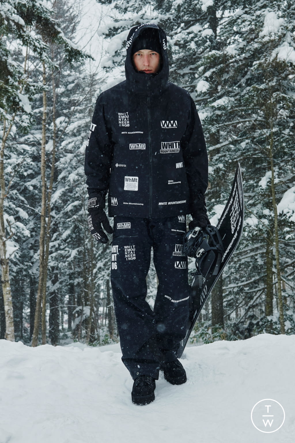 Fashion Week Paris Fall/Winter 2021 look 37 from the White Mountaineering collection menswear