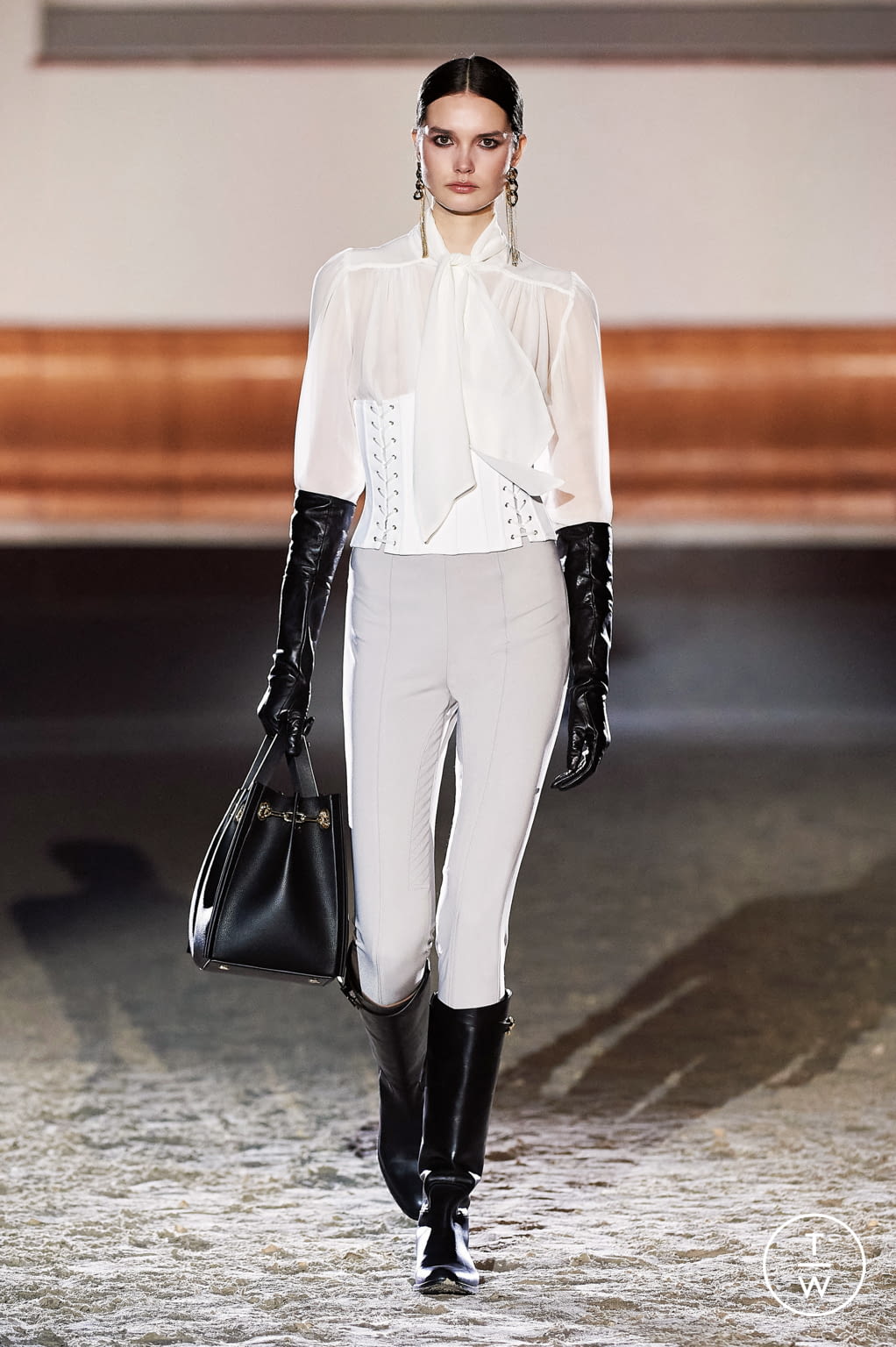 Fashion Week Milan Fall/Winter 2021 look 37 from the Elisabetta Franchi collection 女装