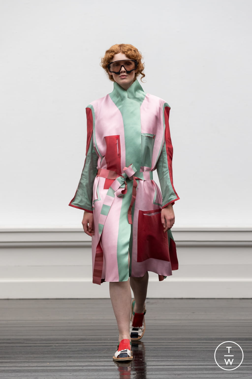 Fashion Week Paris Spring/Summer 2022 look 37 from the Henrik Vibskov collection menswear