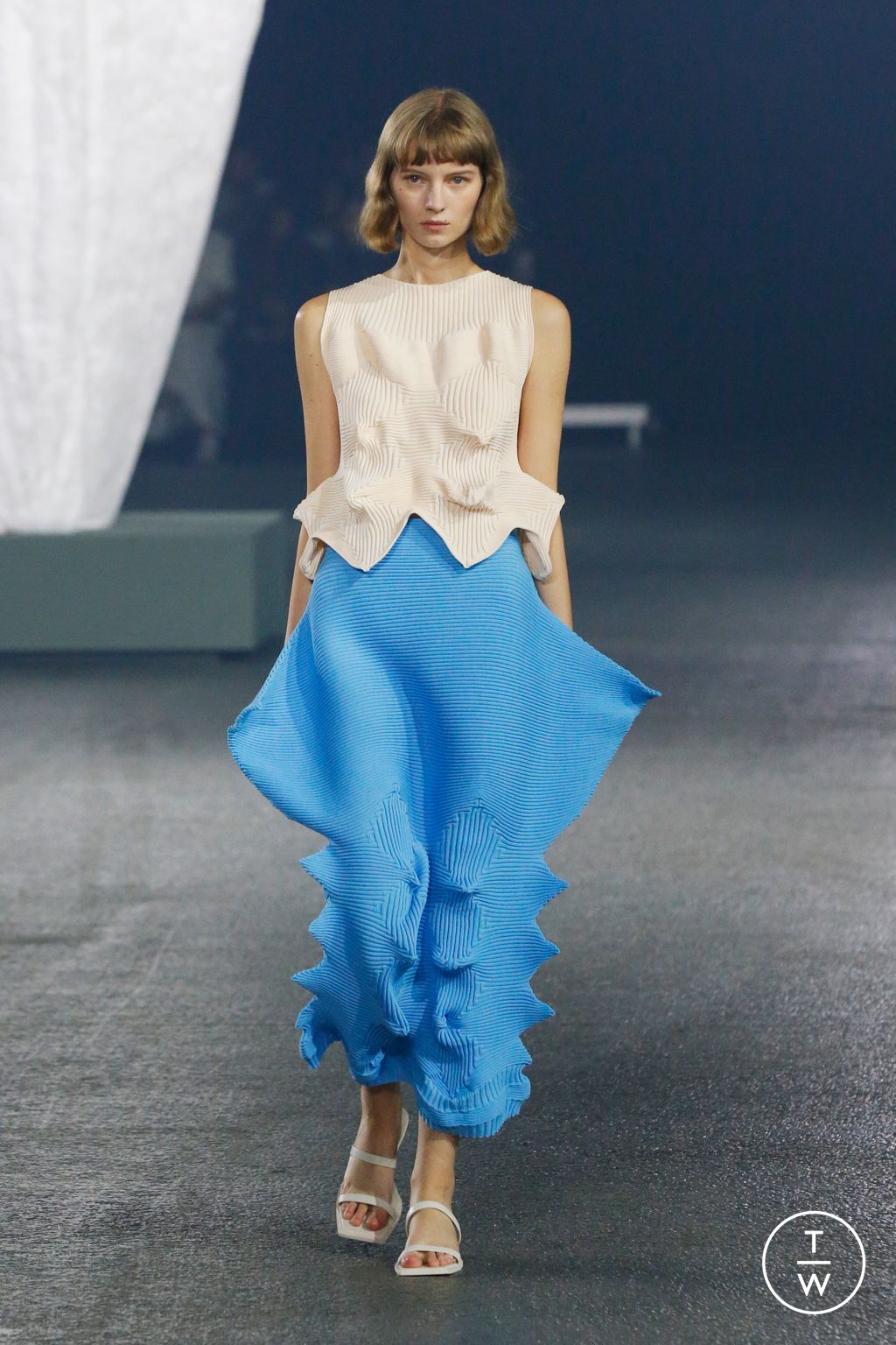 Fashion Week Paris Spring/Summer 2023 look 37 from the Issey Miyake collection 女装