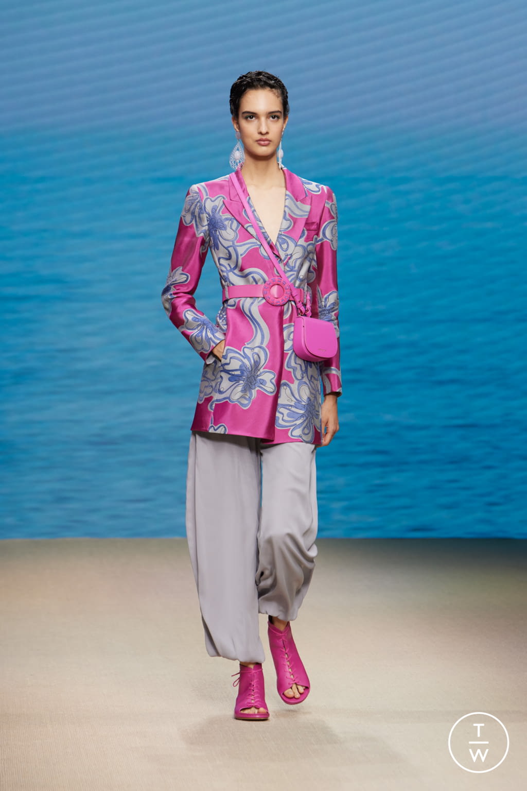 Fashion Week Milan Spring/Summer 2022 look 37 from the Giorgio Armani collection 女装