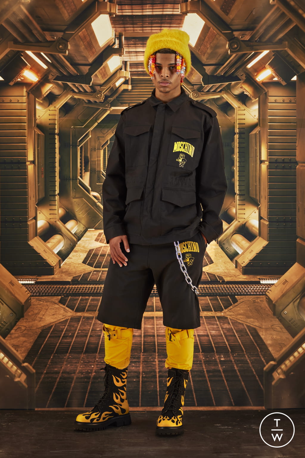 Fashion Week New York Pre-Fall 2022 look 37 from the Moschino collection 男装