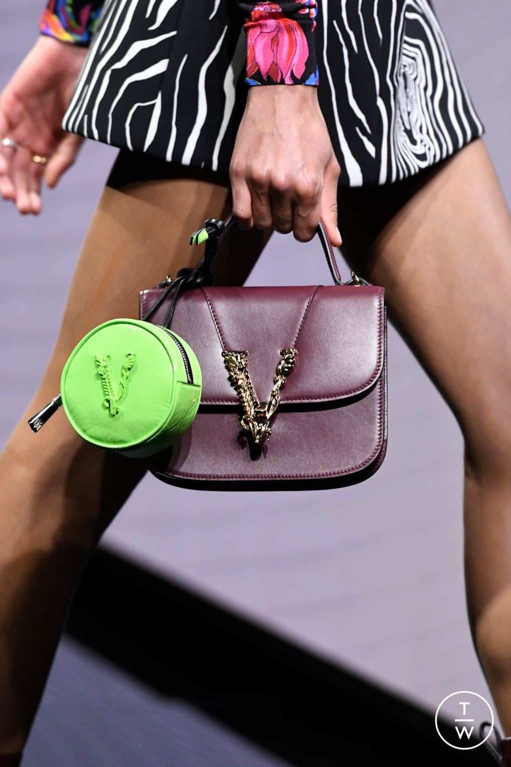 Fashion Week Milan Fall/Winter 2020 look 32 de la collection Versace womenswear accessories