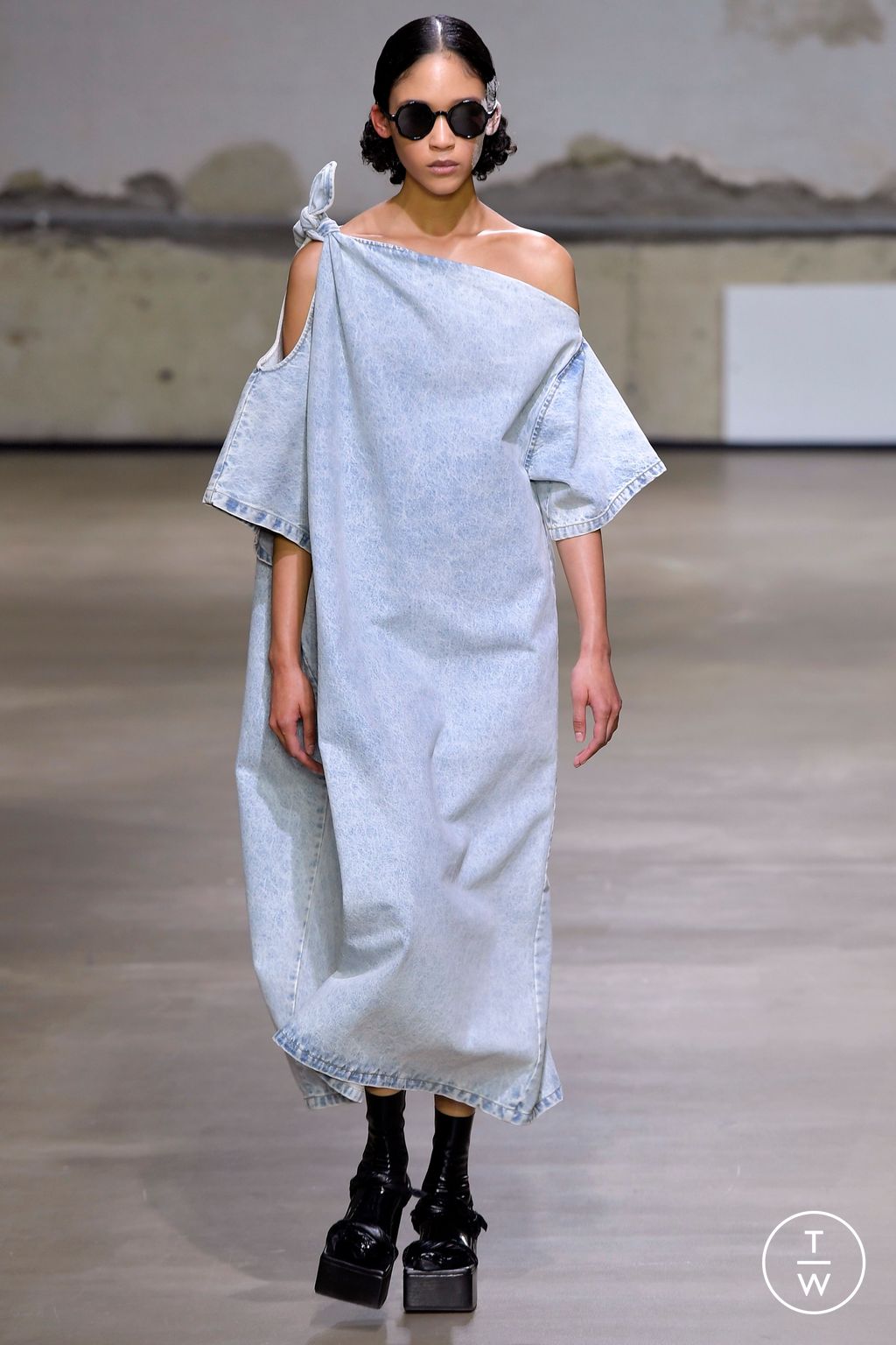 Fashion Week Paris Spring/Summer 2023 look 4 de la collection Christian Wijnants womenswear