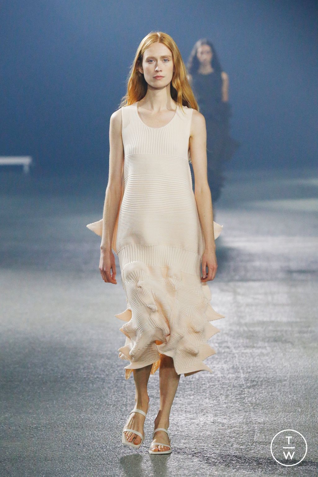 Fashion Week Paris Spring/Summer 2023 look 38 from the Issey Miyake collection 女装