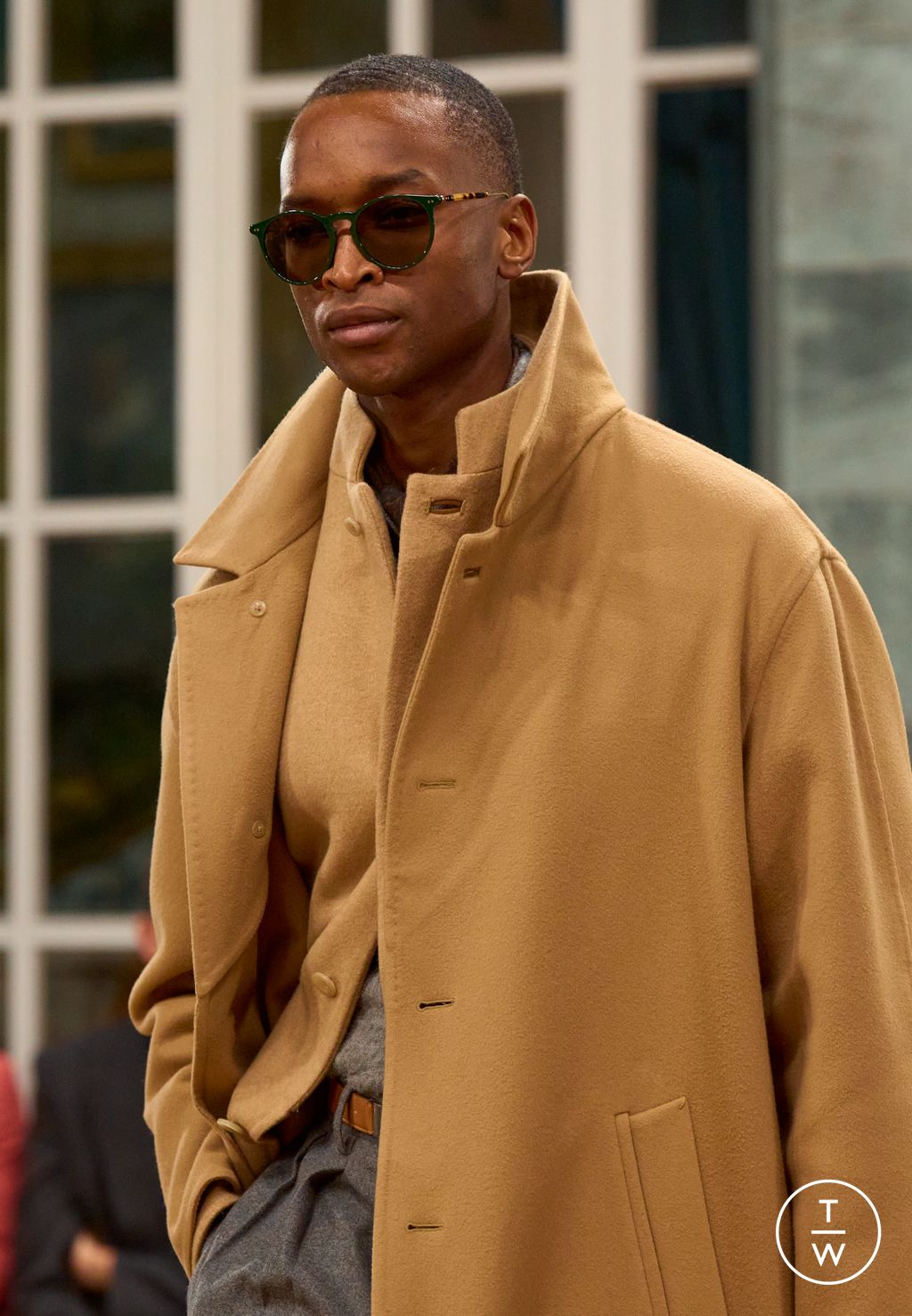 Fashion Week Milan Fall/Winter 2026 look 1 de la collection Ralph Lauren Purple Label menswear accessories