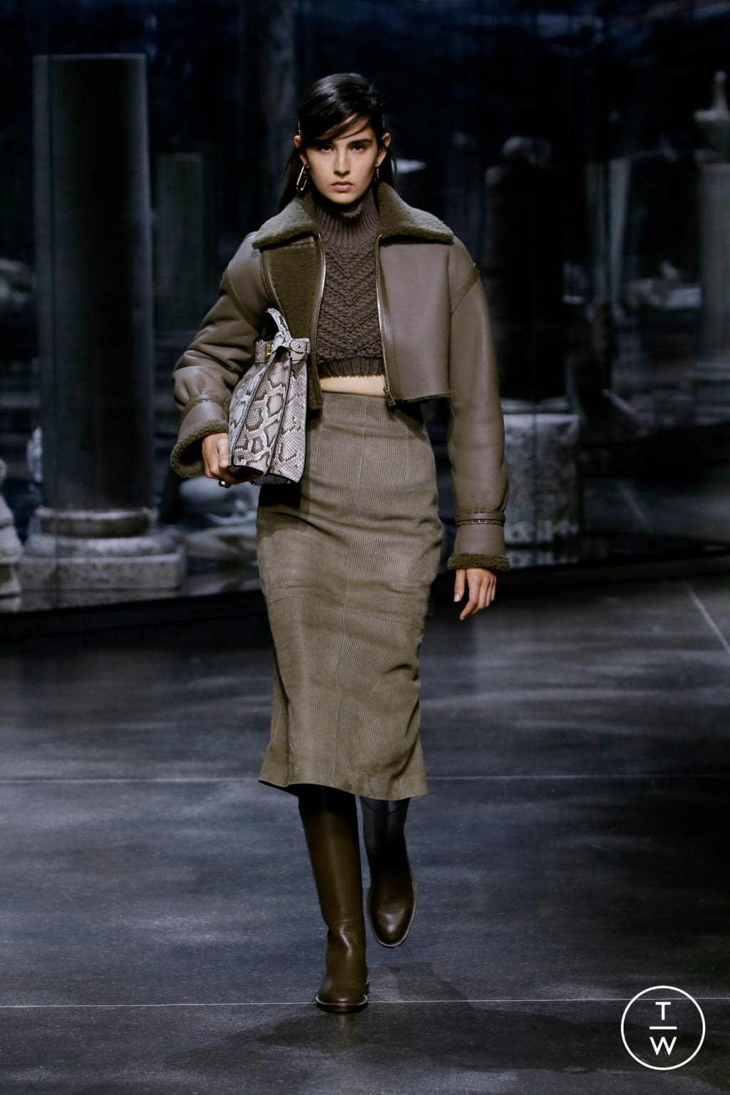Fashion Week Milan Fall/Winter 2021 look 38 from the Fendi collection 女装