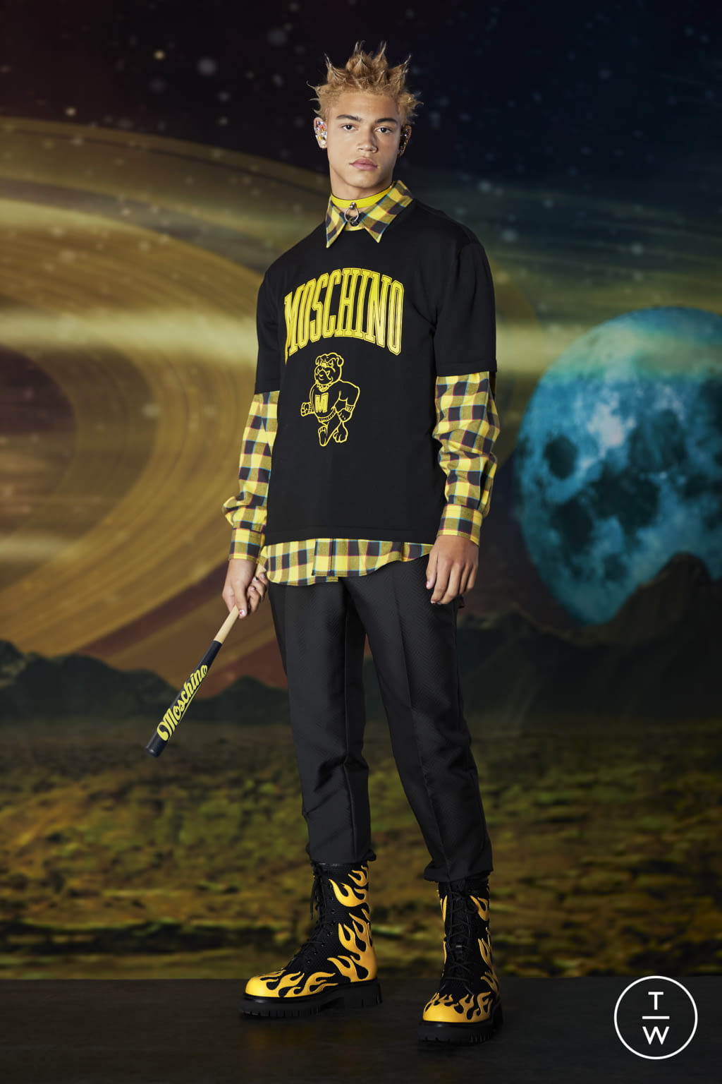 Fashion Week New York Pre-Fall 2022 look 38 from the Moschino collection 男装