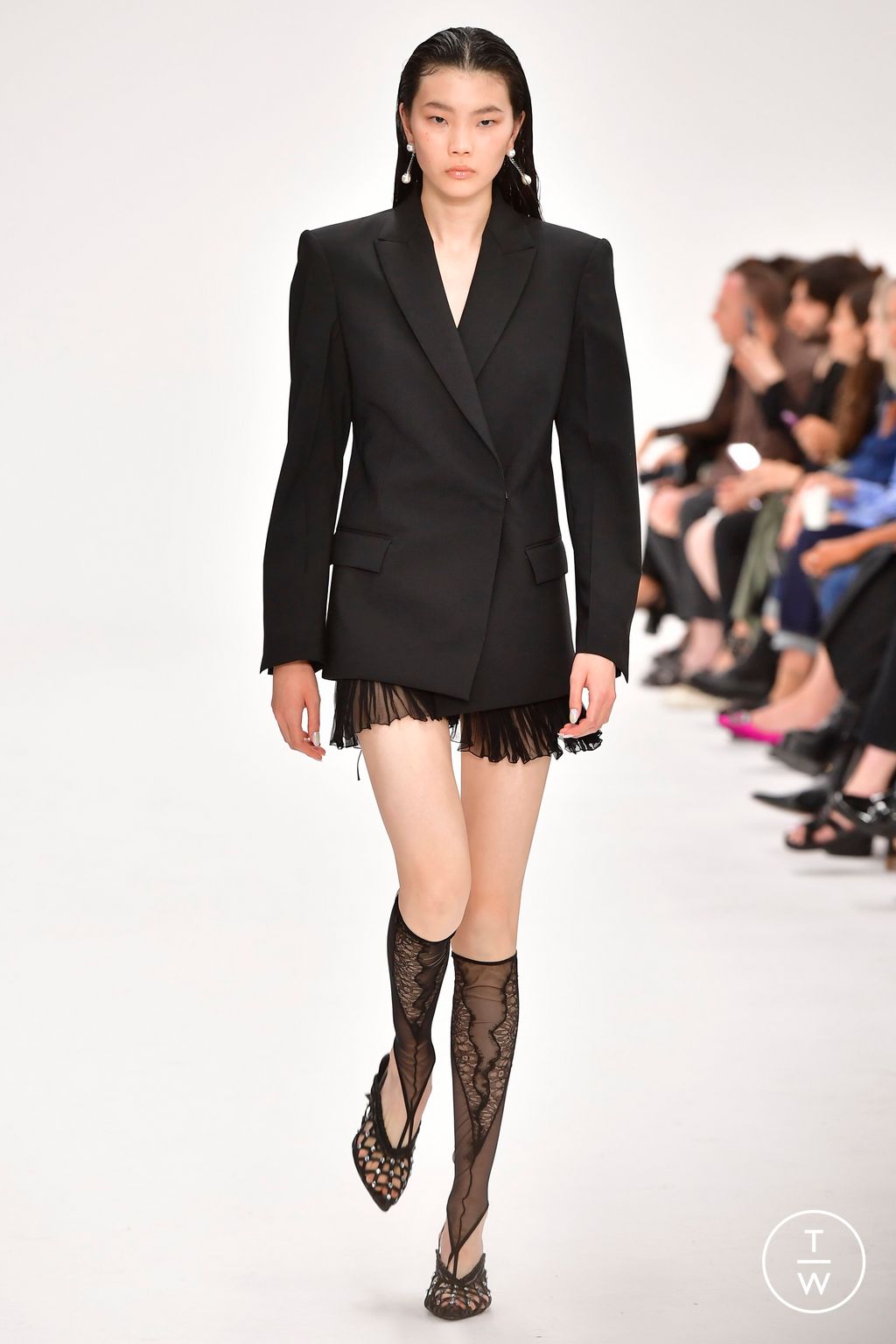 Fashion Week London Spring/Summer 2023 look 34 from the Nensi Dojaka collection 女装