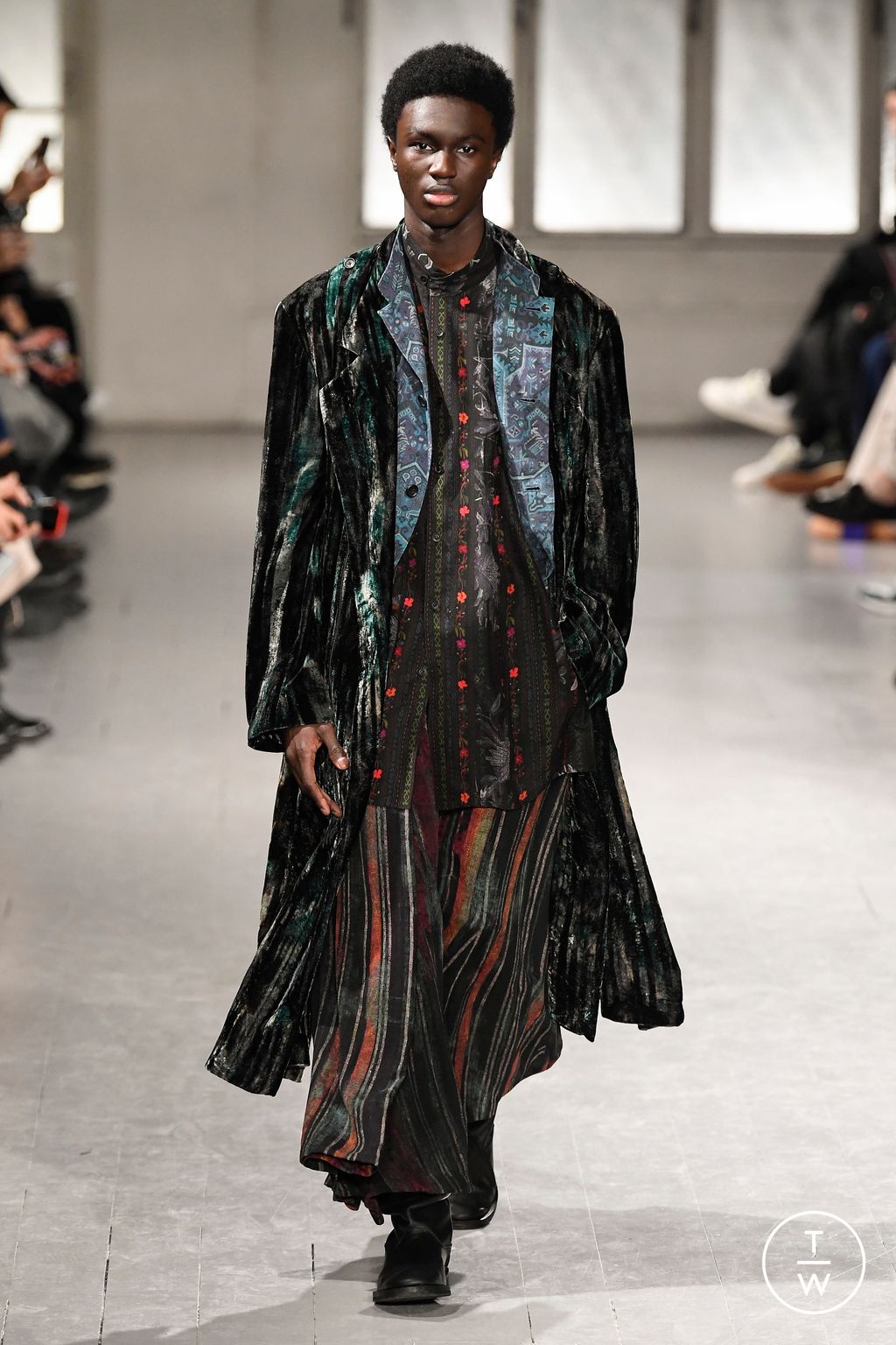 Fashion Week Paris Fall/Winter 2023 look 14 from the Yohji Yamamoto collection menswear
