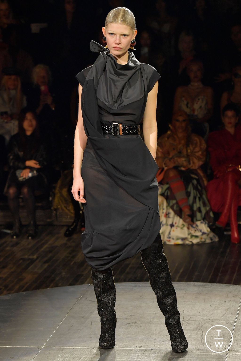 Fashion Week Paris Spring/Summer 2023 look 35 from the Andreas Kronthaler for Vivienne Westwood collection womenswear