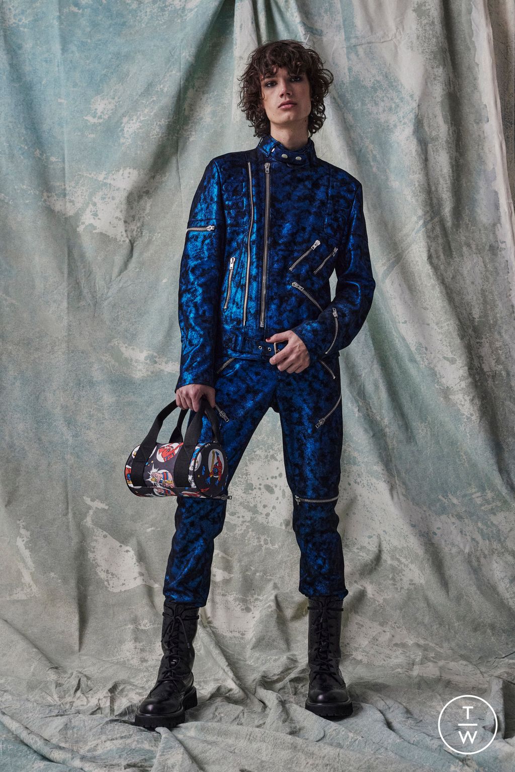 Fashion Week Milan Pre-Fall 2023 look 38 from the Moschino collection menswear