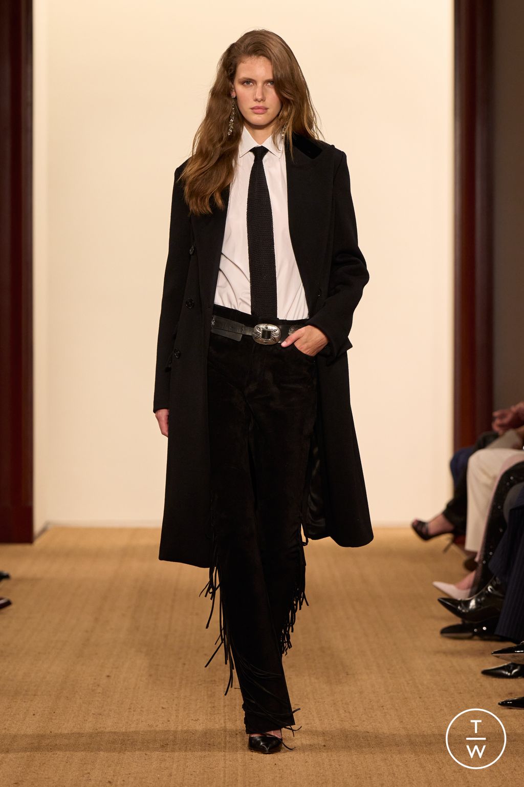 Fashion Week New York Fall/Winter 2024 look 39 from the Ralph Lauren collection 女装