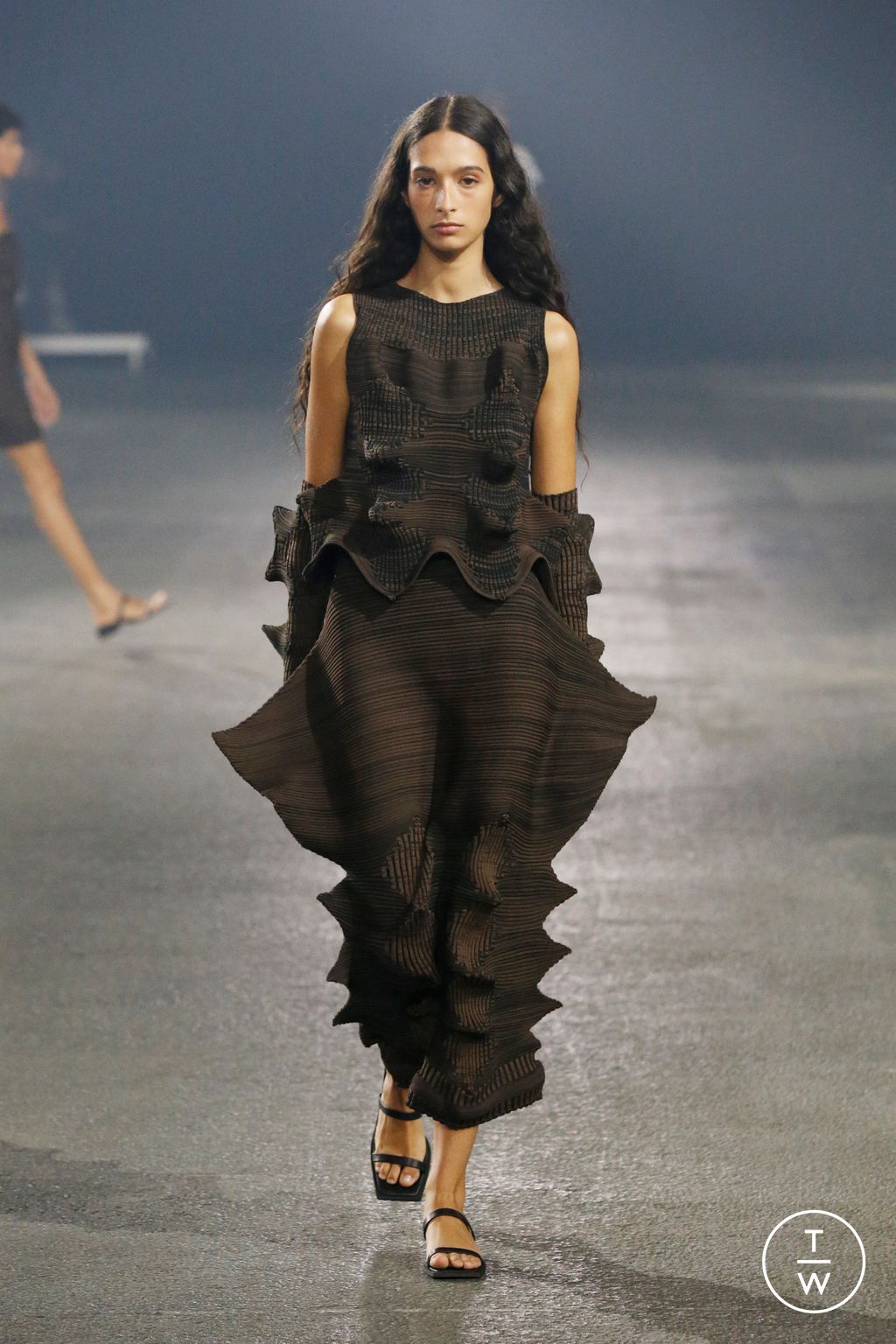 Fashion Week Paris Spring/Summer 2023 look 39 from the Issey Miyake collection womenswear