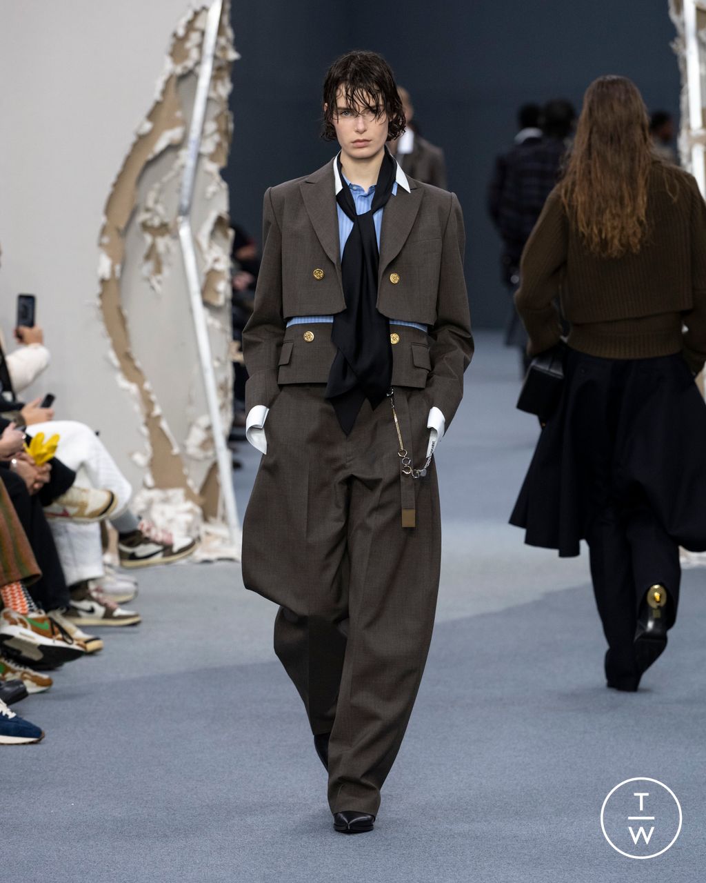 Fashion Week Paris Fall/Winter 2026 look 39 from the Sacai collection menswear