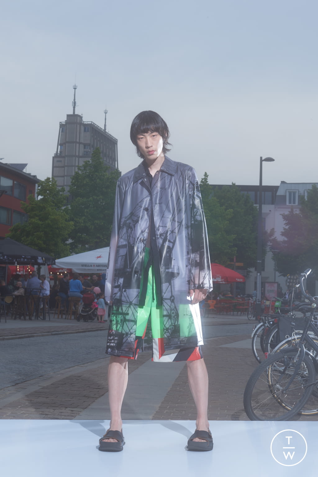 Fashion Week Paris Spring/Summer 2022 look 39 from the Dries Van Noten collection 男装