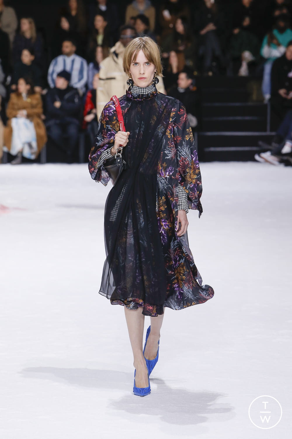 Fashion Week Paris Fall/Winter 2018 look 39 from the Balenciaga collection 女装
