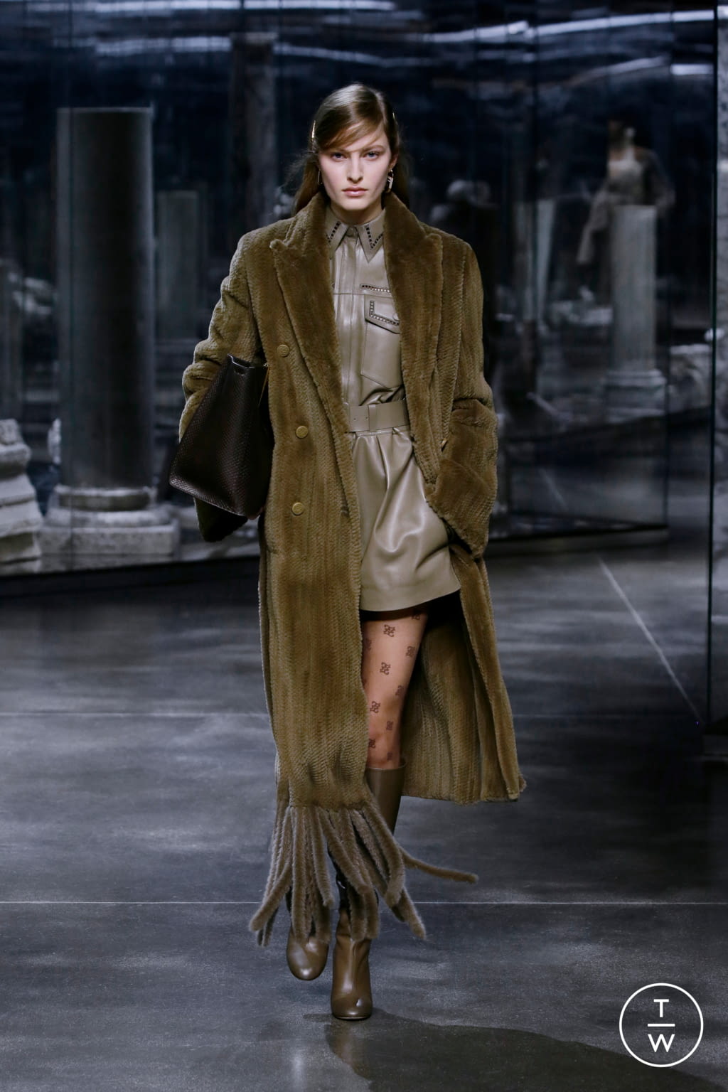 Fashion Week Milan Fall/Winter 2021 look 39 from the Fendi collection 女装
