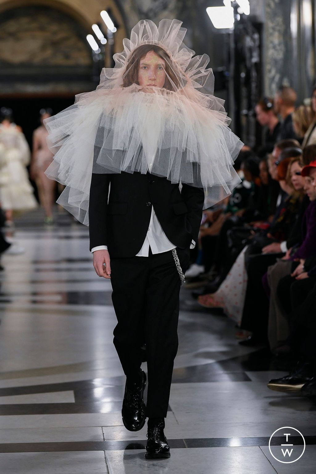 Fashion Week London Spring/Summer 2023 look 25 from the Simone Rocha collection womenswear
