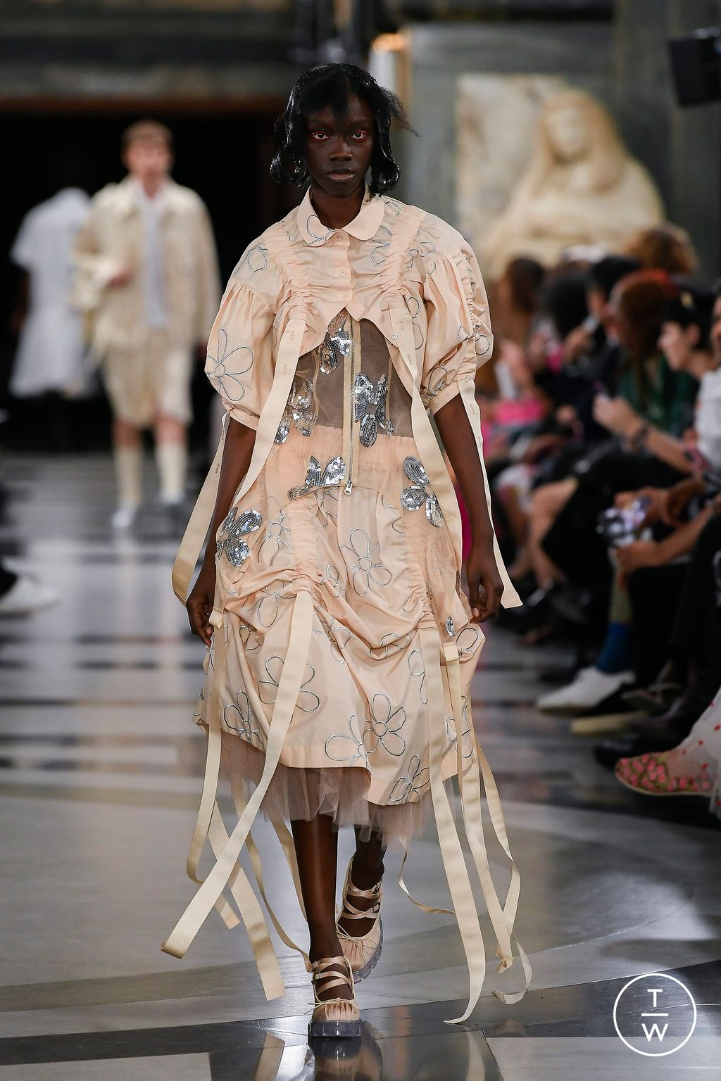 Fashion Week London Spring/Summer 2023 look 35 from the Simone Rocha collection womenswear