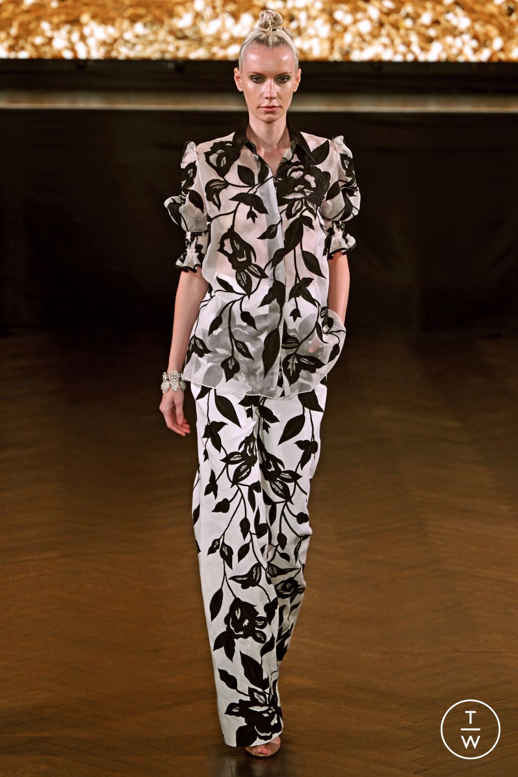 Fashion Week New York Spring/Summer 2023 look 20 from the Naeem Khan collection 女装