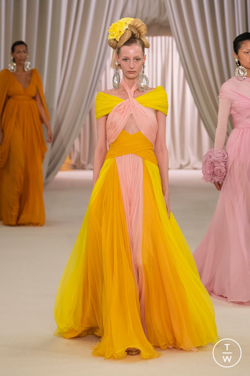 Fashion Week Paris Spring/Summer 2023 look 8 from the Giambattista Valli collection couture