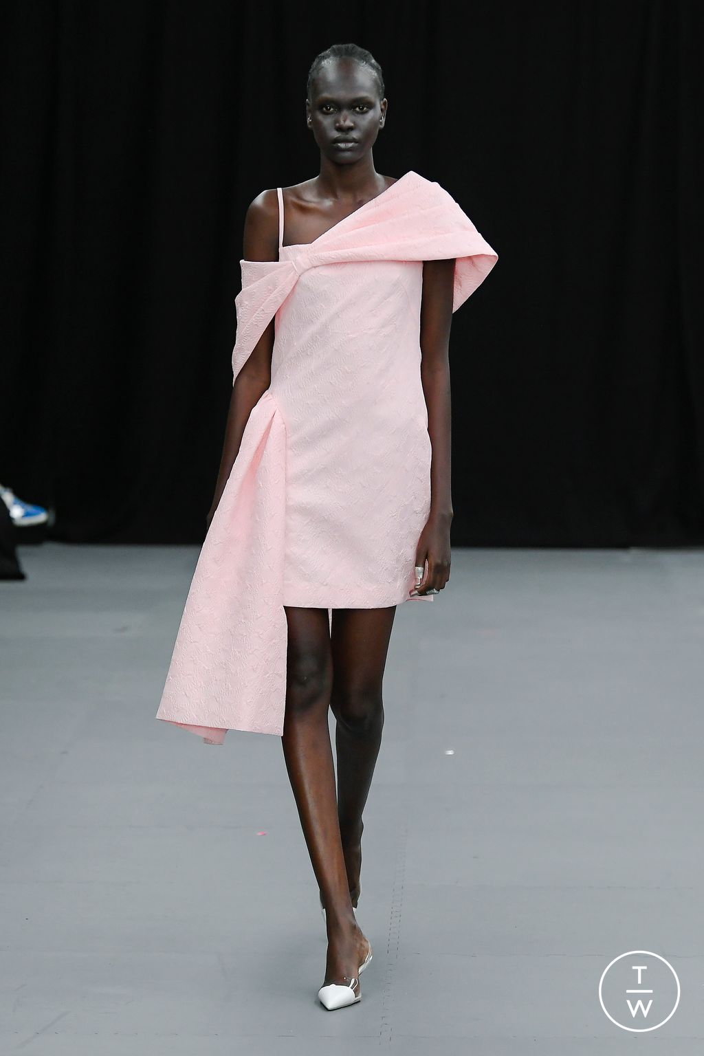 Fashion Week London Spring/Summer 2023 look 23 from the Huishan Zhang collection 女装