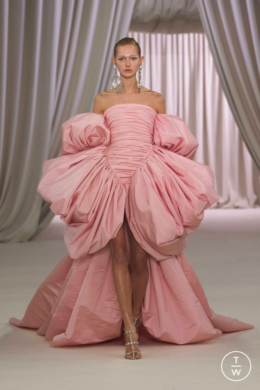 Fashion Week Paris Spring/Summer 2023 look 1 de la collection Giambattista Valli couture