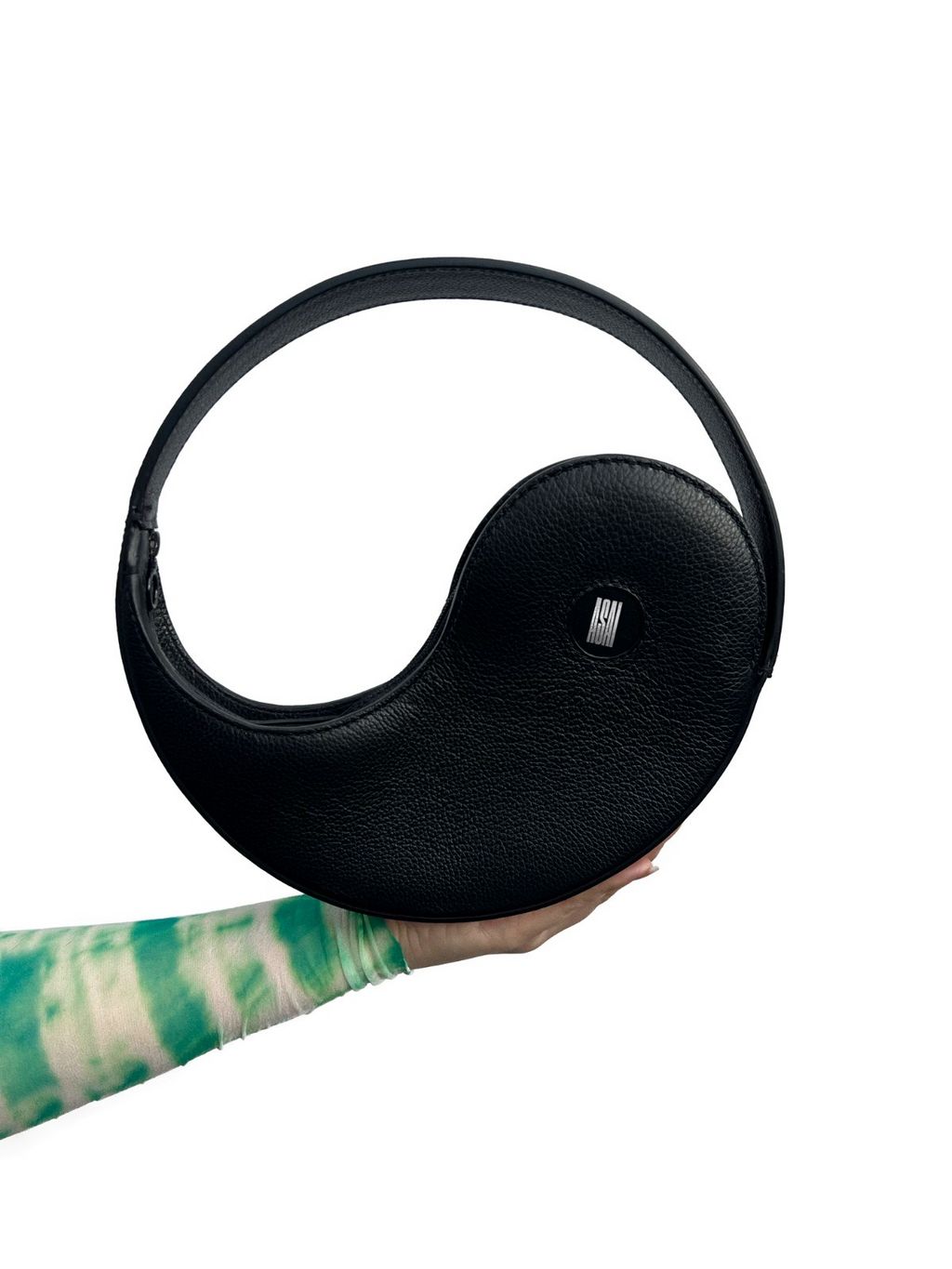 Fashion Week London Fall/Winter 2023 look 1 from the Asai collection womenswear accessories