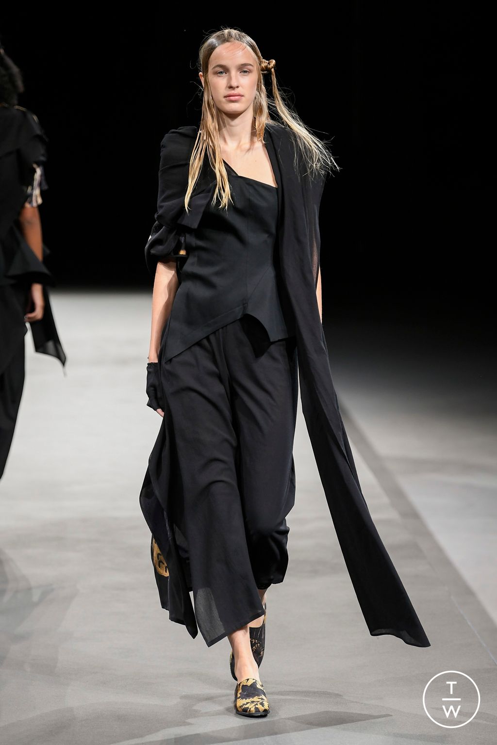 Fashion Week Paris Spring/Summer 2023 look 33 from the Yohji Yamamoto collection womenswear