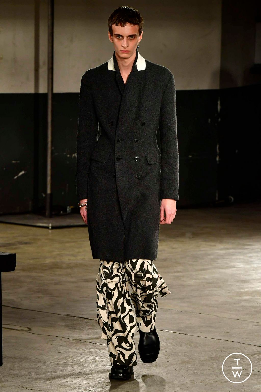 Fashion Week Paris Fall/Winter 2023 look 24 from the Dries Van Noten collection menswear
