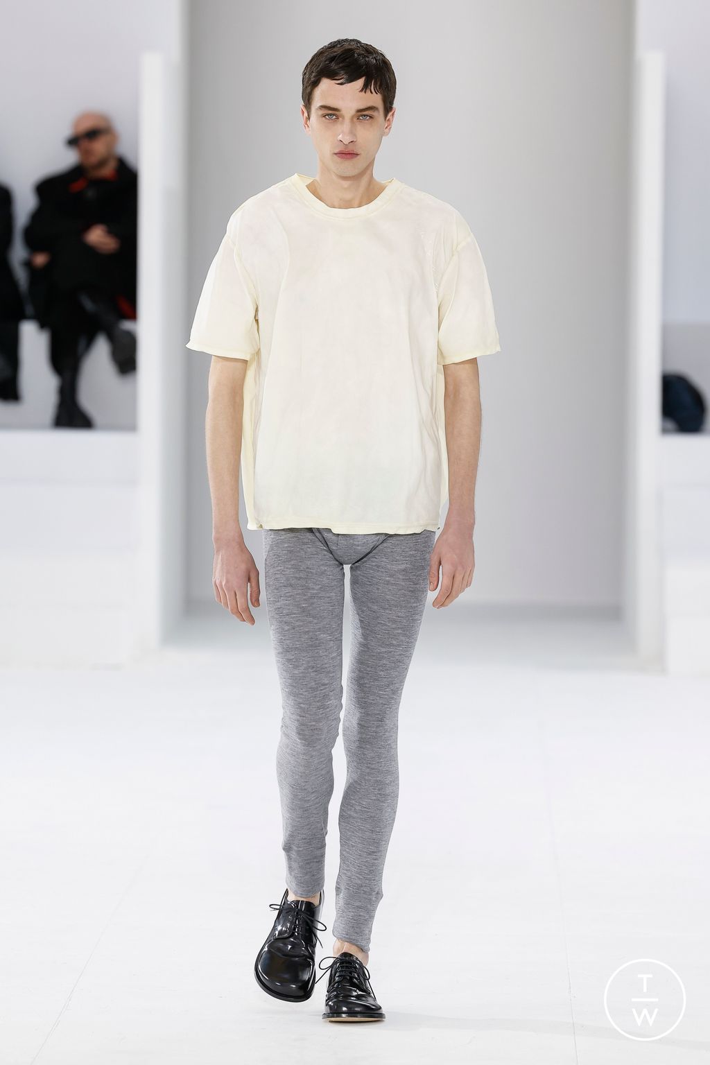 Fashion Week Paris Fall/Winter 2023 look 30 from the Loewe collection menswear