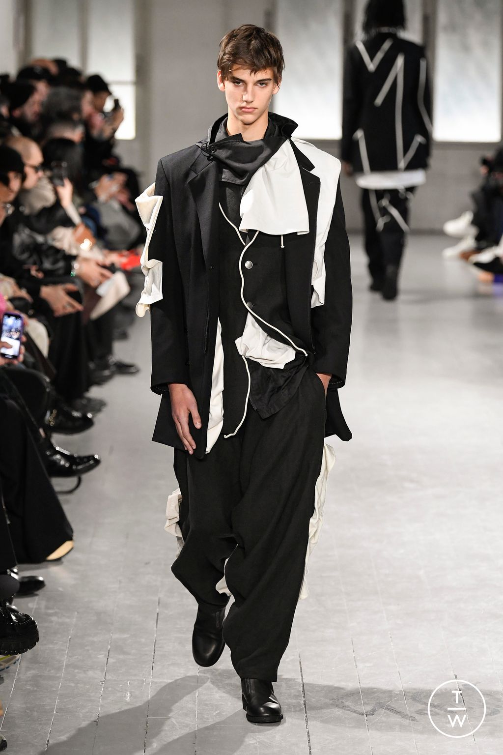 Fashion Week Paris Fall/Winter 2023 look 37 de la collection Yohji Yamamoto menswear