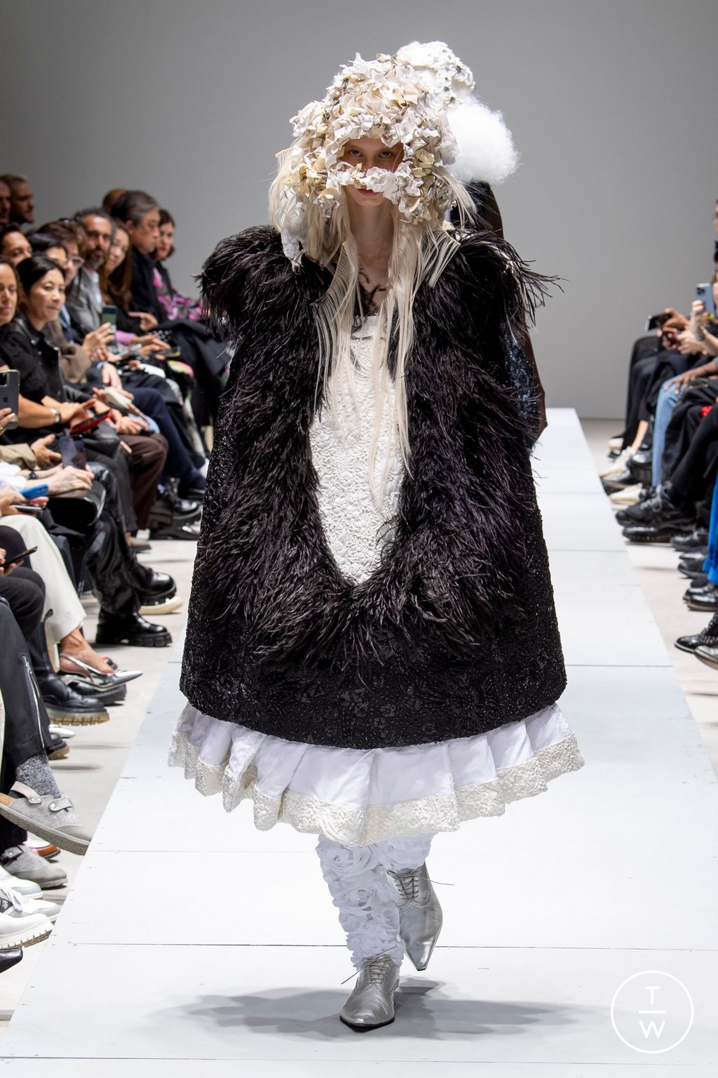Fashion Week Paris Spring/Summer 2023 look 10 from the Comme des Garçons collection womenswear