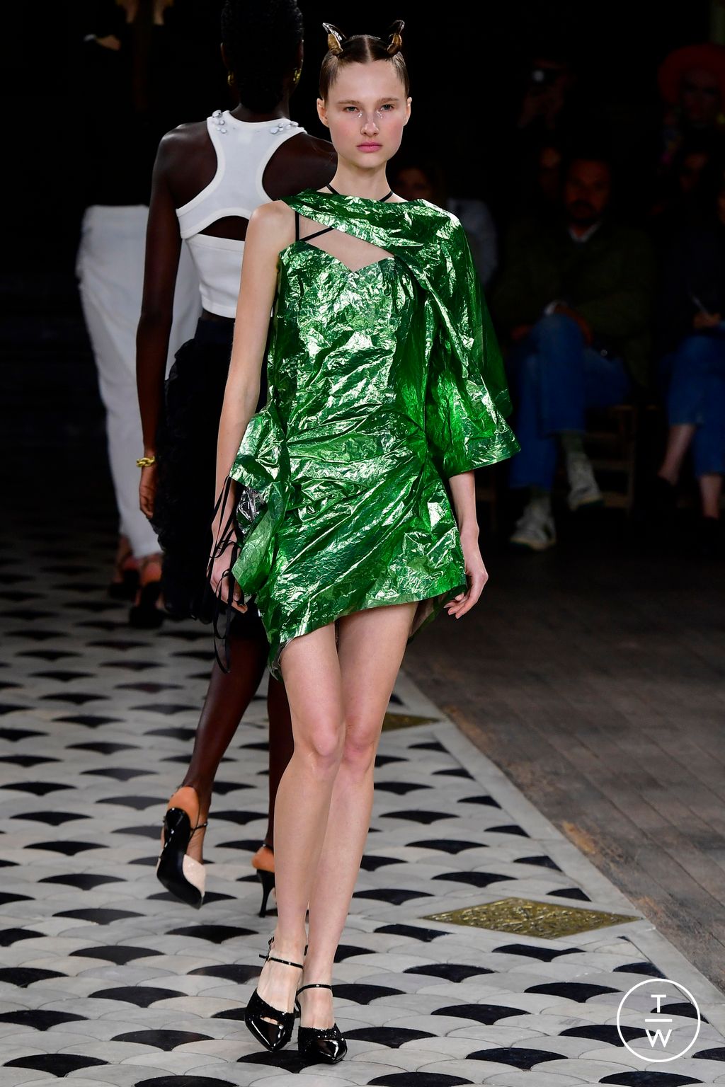 Fashion Week Paris Spring/Summer 2023 look 16 de la collection Undercover womenswear