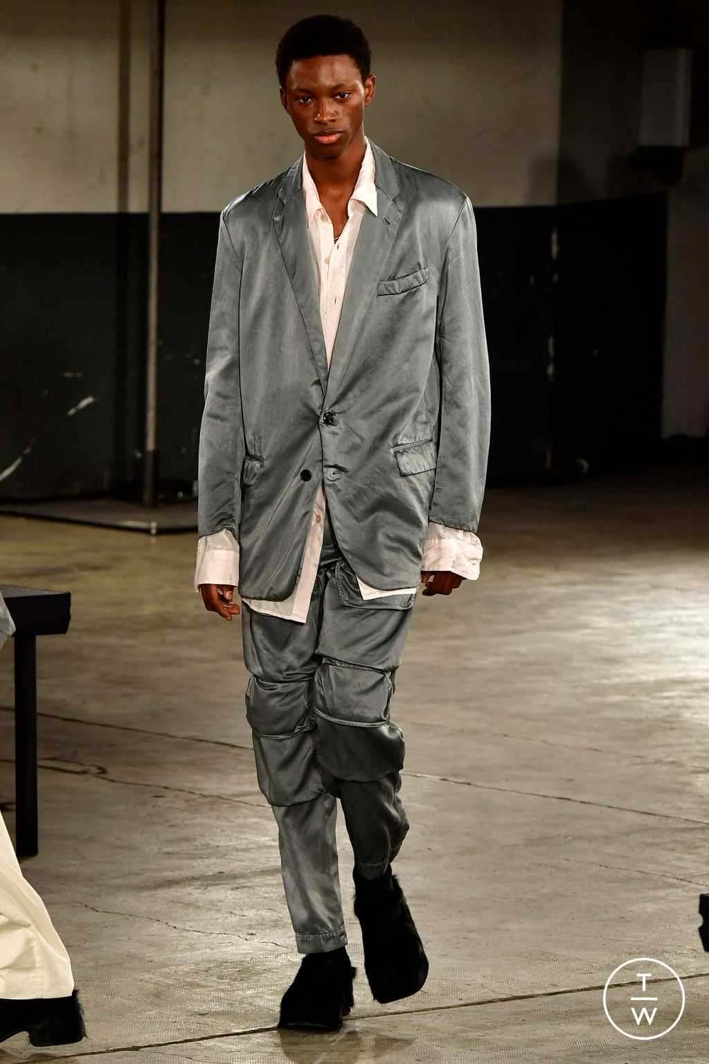 Fashion Week Paris Fall/Winter 2023 look 29 from the Dries Van Noten collection menswear