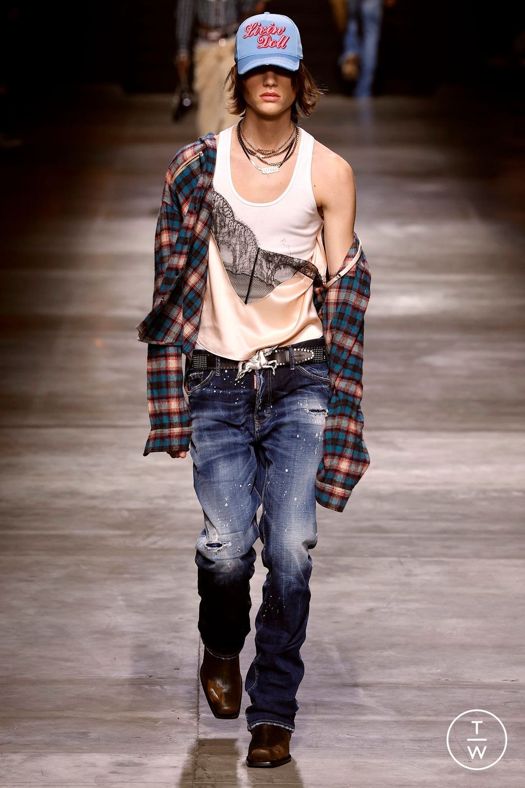 Fashion Week Milan Fall/Winter 2023 look 14 from the Dsquared2 collection menswear