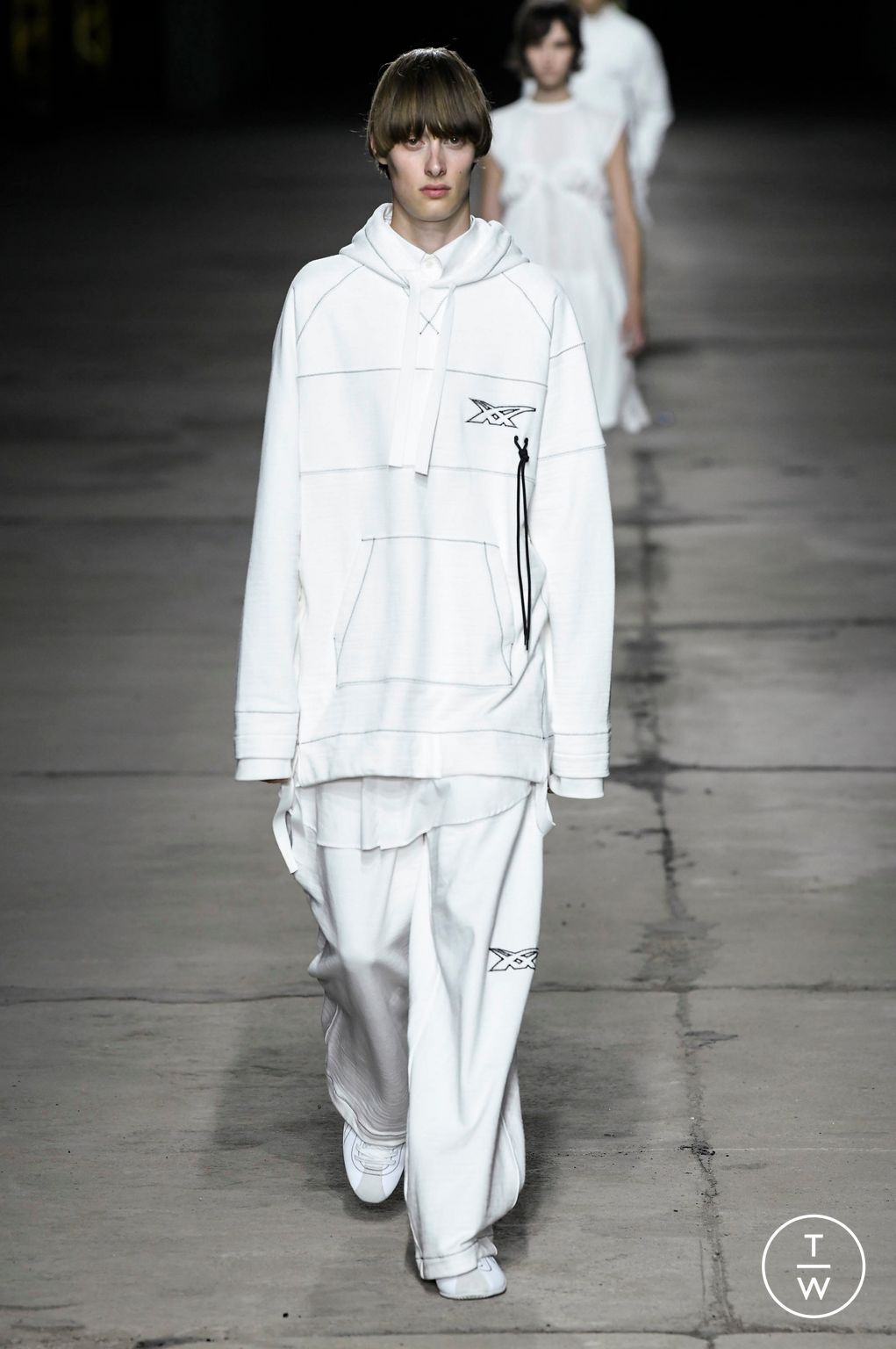 Fashion Week Milan Spring/Summer 2023 look 8 from the Onitsuka Tiger collection 女装