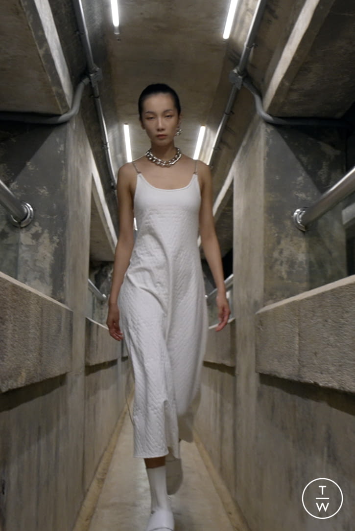 Fashion Week London Spring/Summer 2022 look 4 de la collection Jamie Wei Huang womenswear