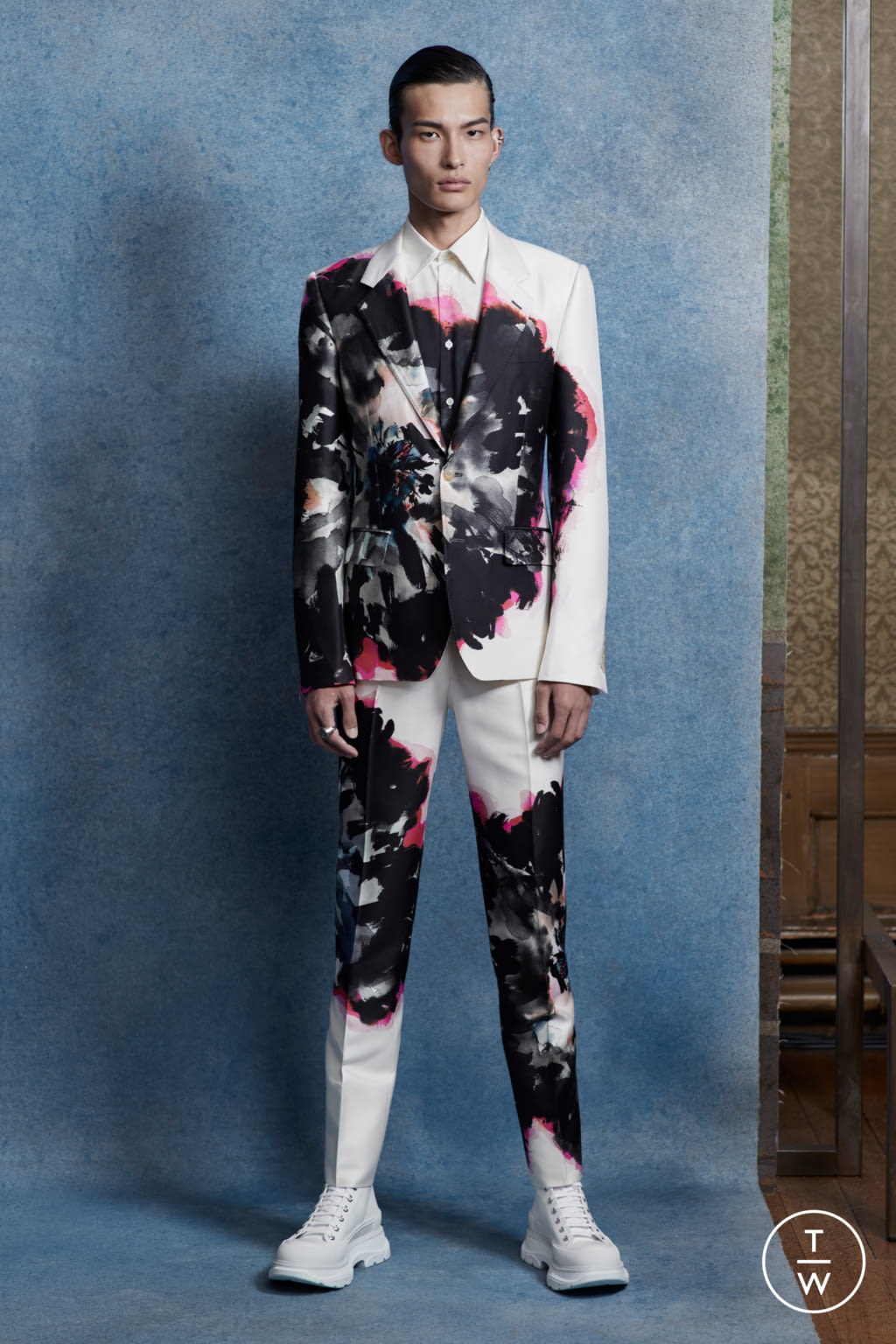 Fashion Week London Spring/Summer 2020 look 4 from the Alexander McQueen collection 男装