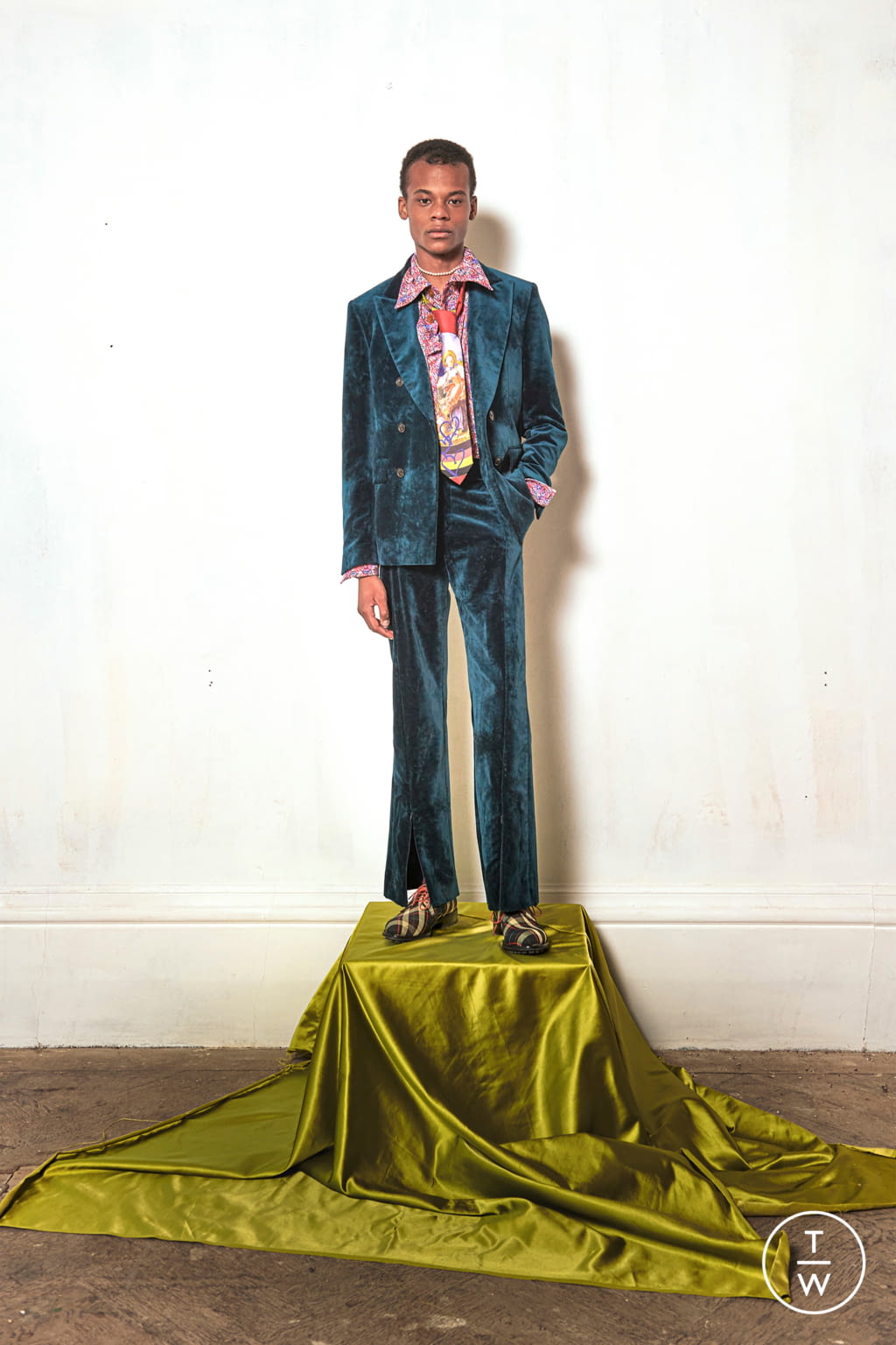Fashion Week London Fall/Winter 2021 look 40 from the Vivienne Westwood collection womenswear