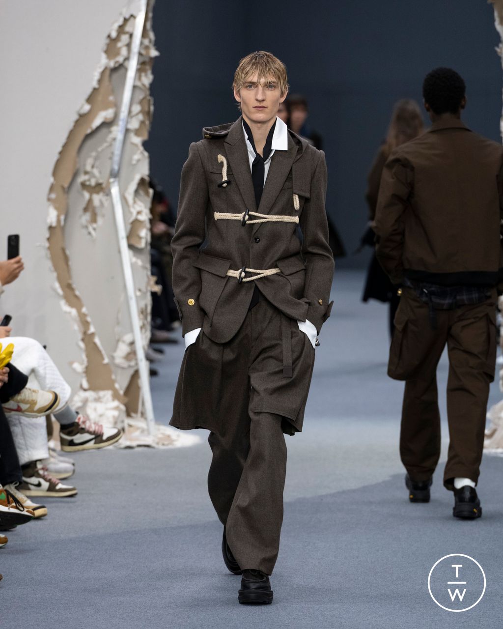 Fashion Week Paris Fall/Winter 2026 look 40 from the Sacai collection 男装
