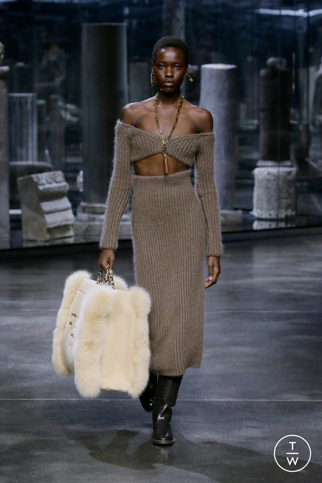 Fashion Week Milan Fall/Winter 2021 look 40 from the Fendi collection 女装