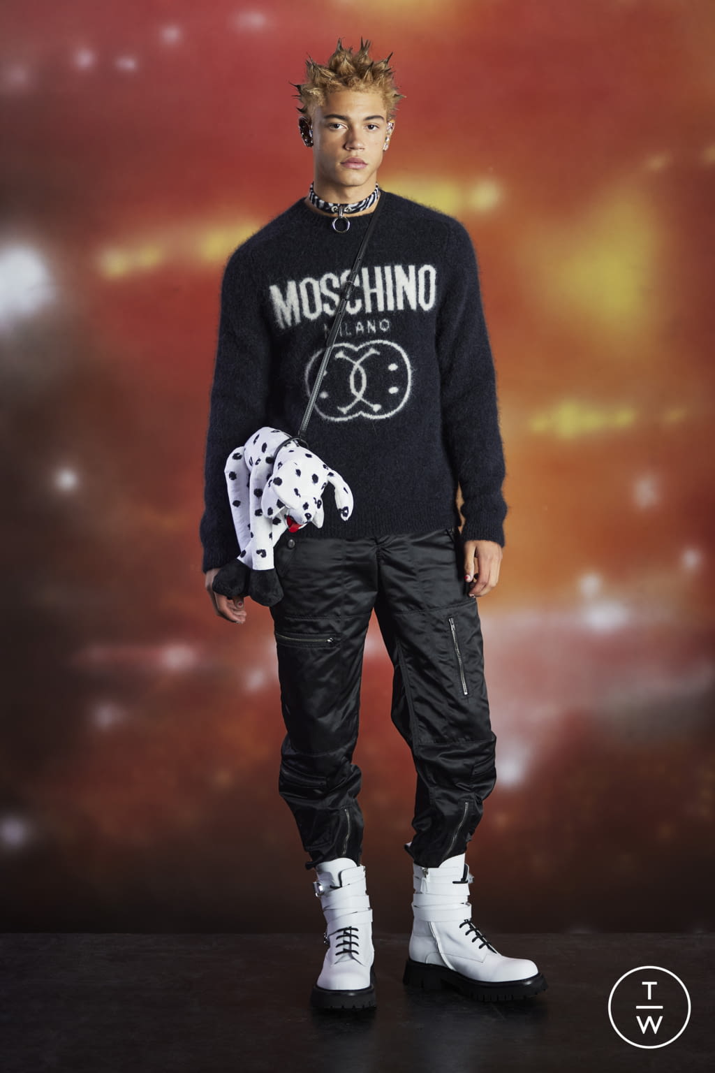 Fashion Week New York Pre-Fall 2022 look 40 from the Moschino collection menswear